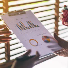 Profissional analisando relatório com gráficos e dados de certificação Produtor do Bem