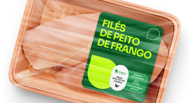 Filés de peito de frango cru em embalagem plástica com rótulo verde Produtor do Bem