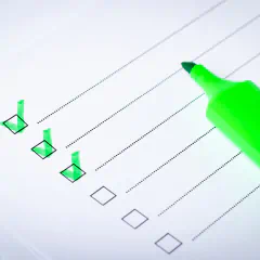 Checklist de aprovação com itens selecionados em verde, representando processo de certificação