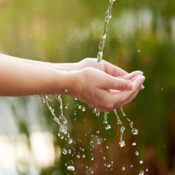 Água caindo sobre as mãos